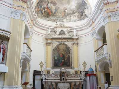 Ci troviamo in un ambiente a croce greca, con la cappella centrale coperta da volta a vela e i quattro bracci laterali voltati a botte